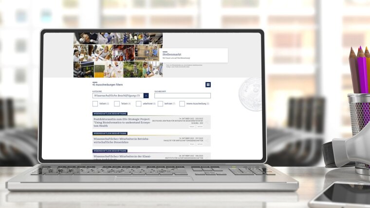Die Webseite "Stellenmarkt der Universität Jena" in der neuen Listenansicht, dargestellt auf einem Computerbildschirm.