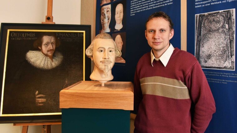 Dr. Enrico Paust mit Gesichtsrekonstruktion und Porträt von Prof. Ortolph Fomann dem Jüngeren.