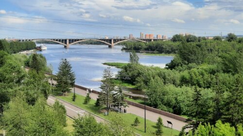 Im Park in Krasnojarsk gibt es einen schönen Ausblick auf den Fluss.