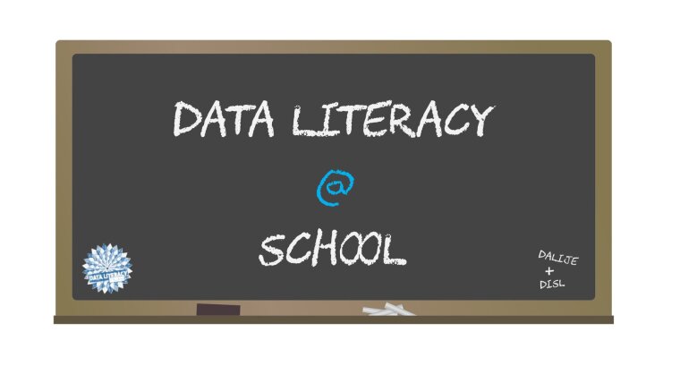 Kreidetafel mit Text: "Data Literacy @ School"