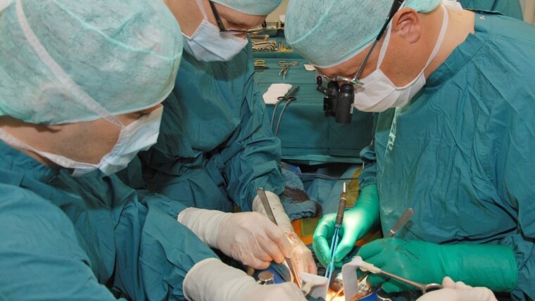Chirurgen während einer Lebertransplantation im Universitätsklinikum Jena.