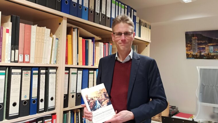 Prof. Dr. Michael Klaper mit seinem Buch über Giovanni Bentivoglio.