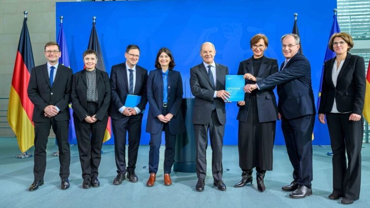 The Expert Commission on Research and Innovation has handed over its latest annual report to Chancellor Olaf Scholz and Federal Minister Bettina Stark-Watzinger.