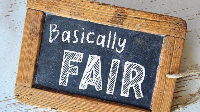 Tafel mit Holzrahmen und dem Schriftzug "Basically Fair".