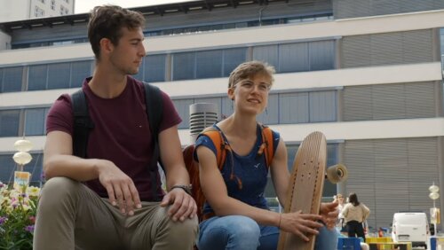 Platzhalterbild — zwei Studierende sitzen auf dem Campus der Uni Jena