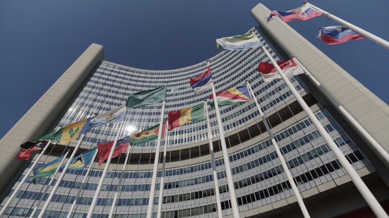 Landesfahnen wehen am offiziellen Amtssitzen der Vereinten Nationen in Wien.