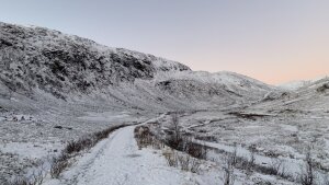 Blick auf verschneite Landschaft am frühen Nachmittag bei Tromsø