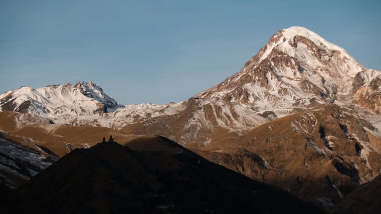 Der Berg Kazbek bei Stepanzminda, der Russland von Georgien trennt