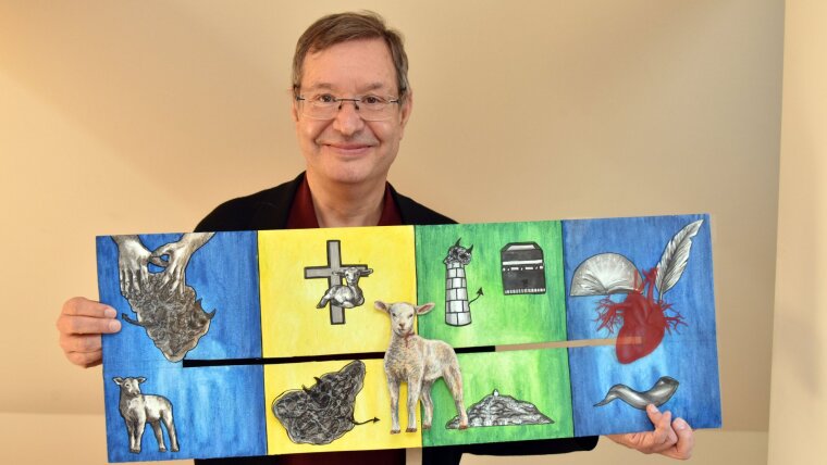 Prof. Dr. Dr. Bertram Schmitz shows the cycle of atonement, an artwork depicting the sacrifice of a lamb.