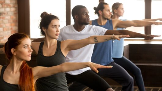 Eine Gruppe, die Yoga übt