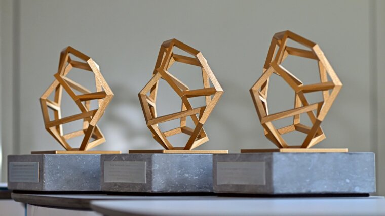 Three trophies of the Thuringian Research Award stand side by side