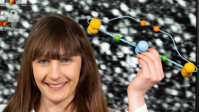 Doktorandin Maja Struczynska mit dem Modell eines einzelnen Fibrinogenmoleküls.