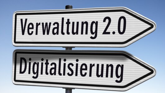 Zwei Schilder mit den Worten Verwaltung 2.0 und Digitalisierung zeigen in die gleiche Richtung