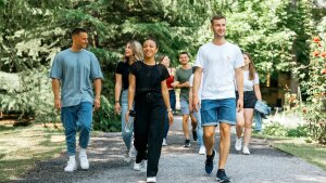 Young people walking through the botanical garden in Jena