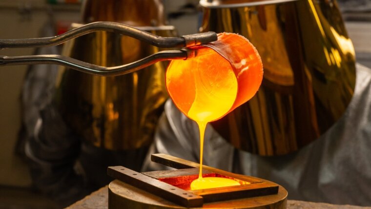 Symbolbild Glasschmelze. Die Entwicklung neuer Glaswerkstoffe ist bislang ein zeit- und energieaufwändiger Prozess.