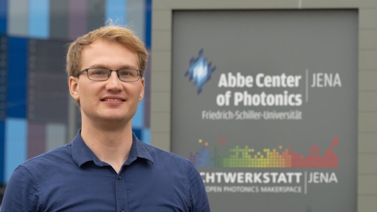 Dr. Tobias Vogl leitet die Forschungsgruppe „Integrierte Quantensysteme“.