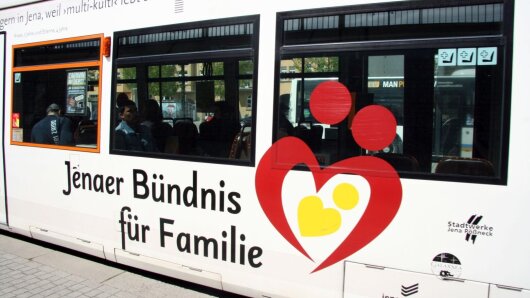 Tram with the logo "Bündnis für Familie" (Alliance for the Family)