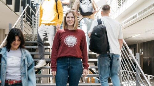 Studentin auf Treppe