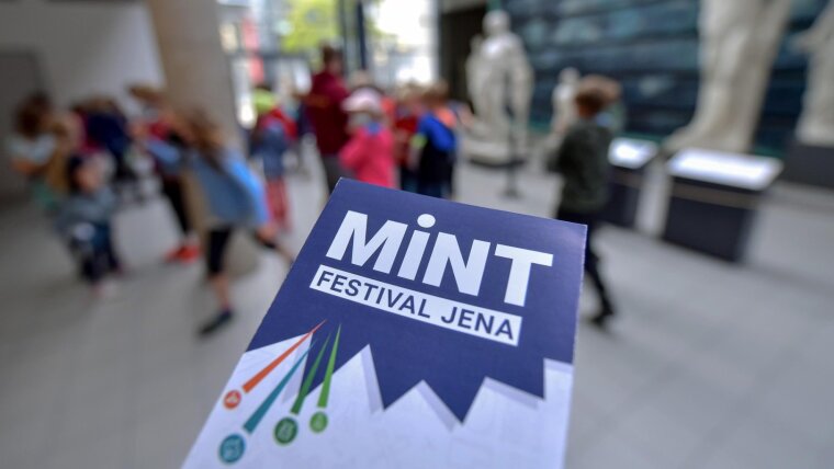 Die Uni Jena lädt zum MINT-Festival 2023 ein, mit Angeboten rund um Mathematik, Informatik, Naturwissenschaften und Technik.