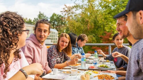 Internationale Studierende beim Mittagessen in der Philomensa