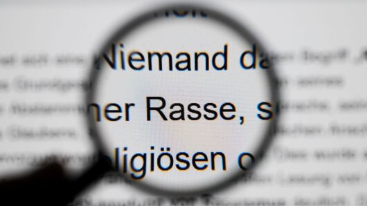Magnifying glass enlarges text from the Grundgesetz