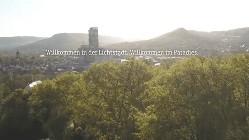 Platzhalterbild — Blick auf Jena mit dem Schriftzug "Willkommen in der Lichtstadt. Willkommen im Paradies."