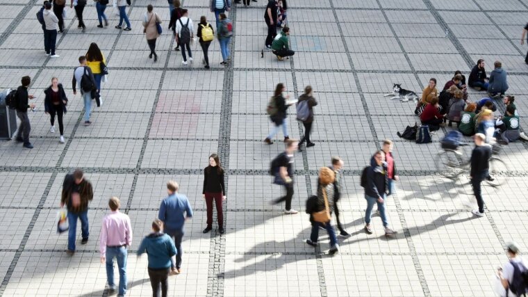 Blick von oben: Menschen auf dem Campus Ernst-Abbe-Platz