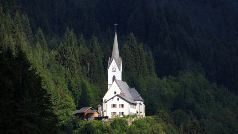 Touristische Attraktionen sind selten so unbesucht, wie diese Bergkirche in St. Lorenzen im Gitschtal.