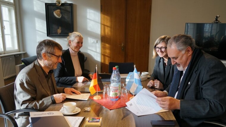 Contract signing with Rector Lazeretti/UNMdP 2020