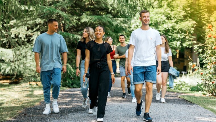 Junge Menschen laufen durch den Botanischen Garten in Jena