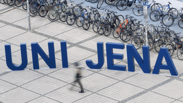 Die Buchstaben "Uni Jena" auf dem Campus