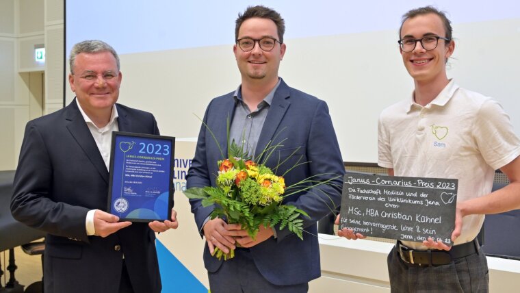 Medizinphysiker Christian Kühnel erhielt den diesjährigen Lehrpreis aus den Händen von Sam Quaas (r.) von der Fachschaft Medizin und Fördervereinsvorsitzenden PD Dr. Dr. Michael Kiehntopf.