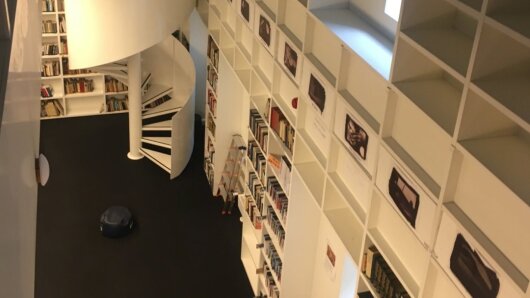 Die Bibliothek der Krzysztof Kieślowski Film School mit DVDs und Videokasetten