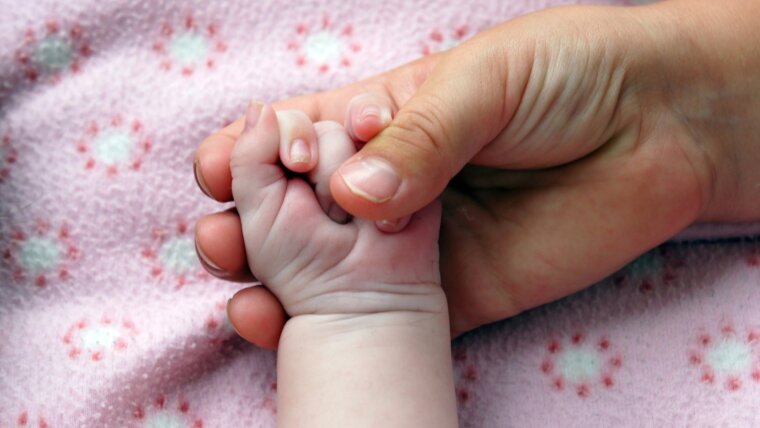 Hände von Mutter und Kind
