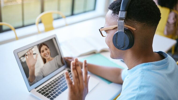 Mann und Frau sprechen virtuell miteinander