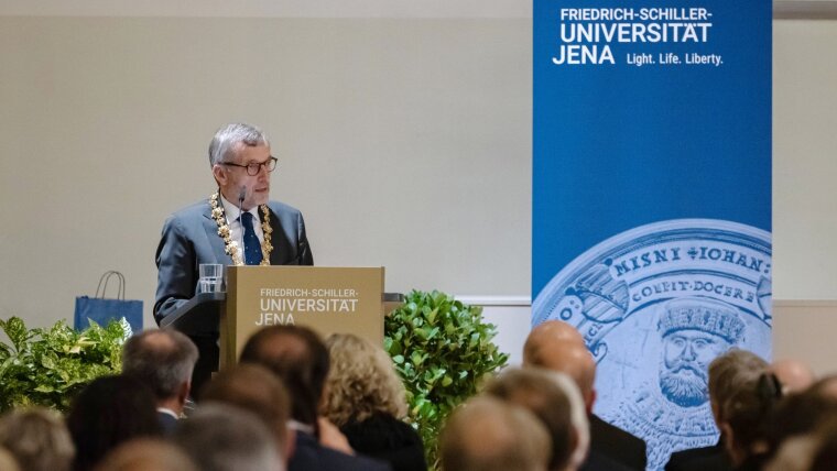 Uni-Präsident Prof. Dr. Walter Rosenthal spricht während des Festaktes zu seiner Verabschiedung am 24. Oktober 2023.