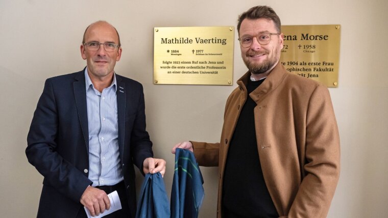 Prof. Dr. Georg Pohnert (l.) und und Christian Faludi enthüllen die Gedenktafel für Mathilde Vaerting im Uni-Hauptgebäude.