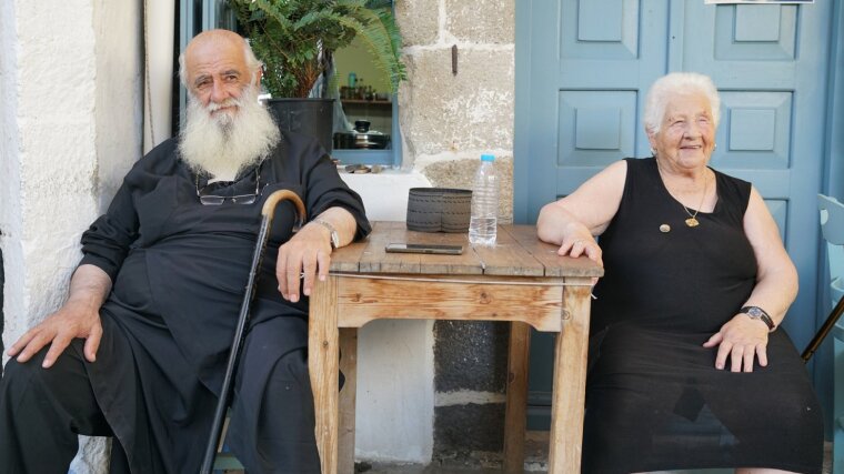 Im  Gespräch mit der Tavernenwirtin und dem Priester von Nikia  auf der Insel Nisyros.