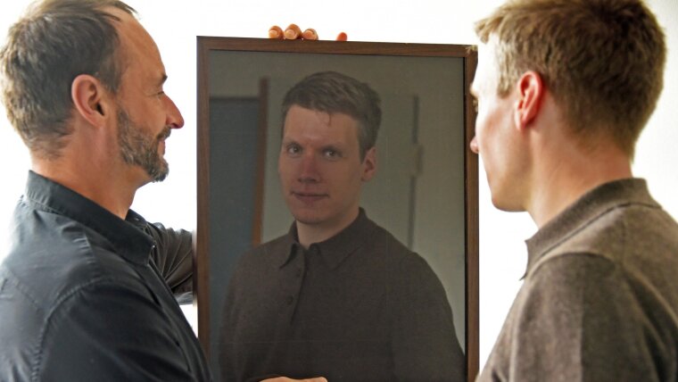Prof Dr Tobias Rothmund (left) and Arne Stolp (right) are developing a self-reflection tool that anyone interested can use to determine their own political bias.