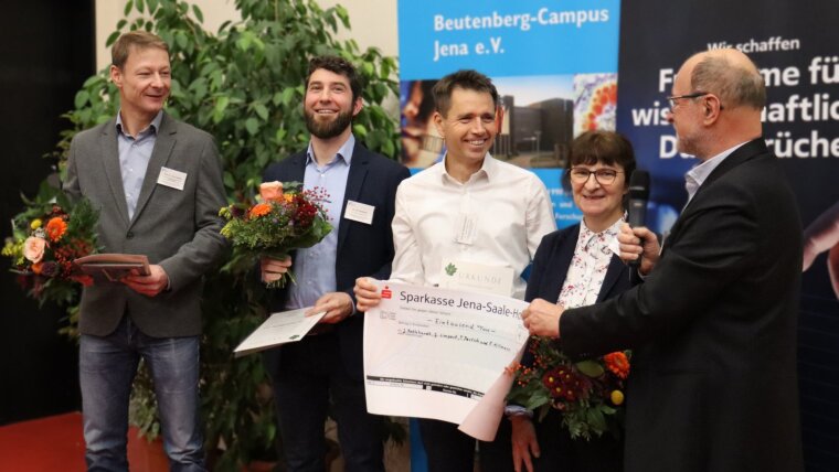 (from left): Prof Dr Jens Limpert, Dr Jan Rothhardt, Prof Dr Thomas Pertsch, Dr Ramona Eberhardt (Fraunhofer IOF, laudator) and Prof Dr Peter Zipfel (Chairman of the Beutenberg Campus e. V.)