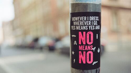 Aufkleber mit dem Schriftzug "No means No" auf einem Laternenpfosten