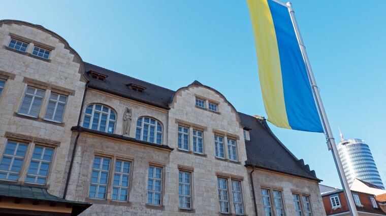 Die ukrainische Fahne weht am Hauptgebäude der Universität Jena.