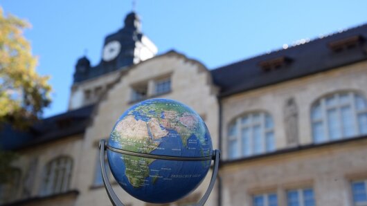 Globus vor Unihauptgebäude