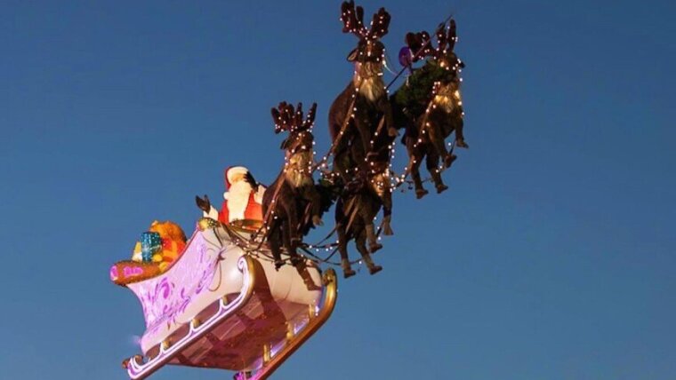 Weihnachtliche Dekoration in der Stadt: Der Weihnachtsmann im fliegenden Schlitten