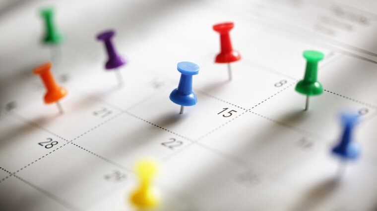 Kalender mit farbigen Pins