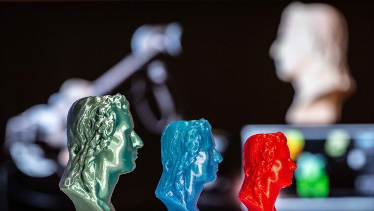 3D prints of a bust of Friedrich Schiller. How 3D technology can be integrated into the classroom of the future will be presented at the University of Jena's stand at "Didacta".