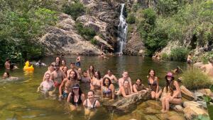 Ausflug zu einem Wasserfall in der Serra do Cipó mit Austauschlern und Freiwilligen aus dem Anfangsbetreuungsprogramm
