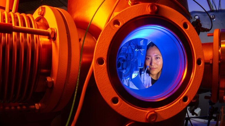 Doctoral candidate Karla Jahaira Paz Corrales experiments with material samples at an ion accelerator.
