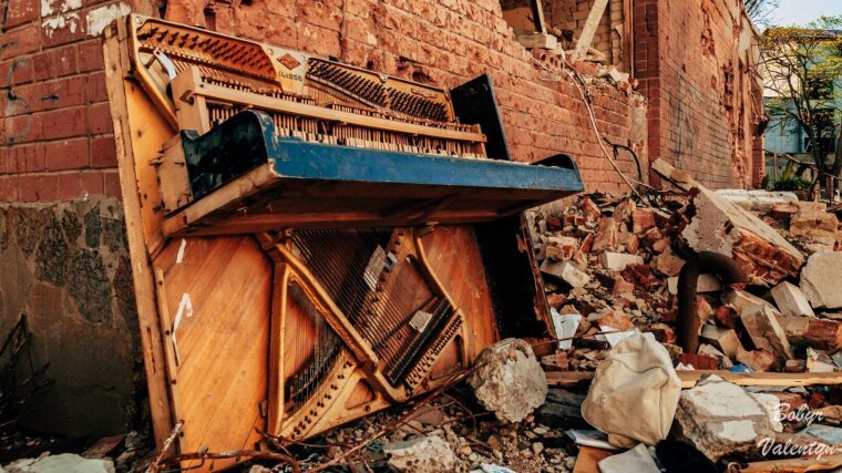 The photo "Remains of a piano in ruins" will be shown in the new exhibition.