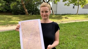Barbara Aehnlich with a cadastral map of Winzerla.